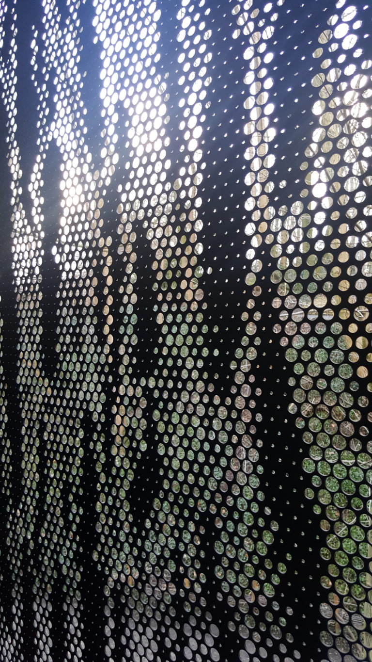 Habillage de façade en tôle aluminium anodise bronze - coulissant et porte -détail perfo