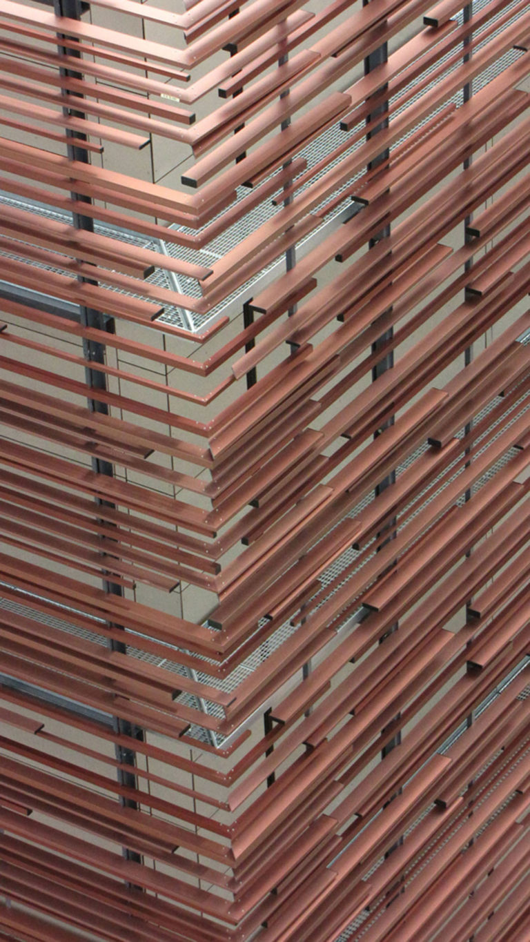 Habillage de façade en claustra aluminium anodise ton cuivre - détail angle