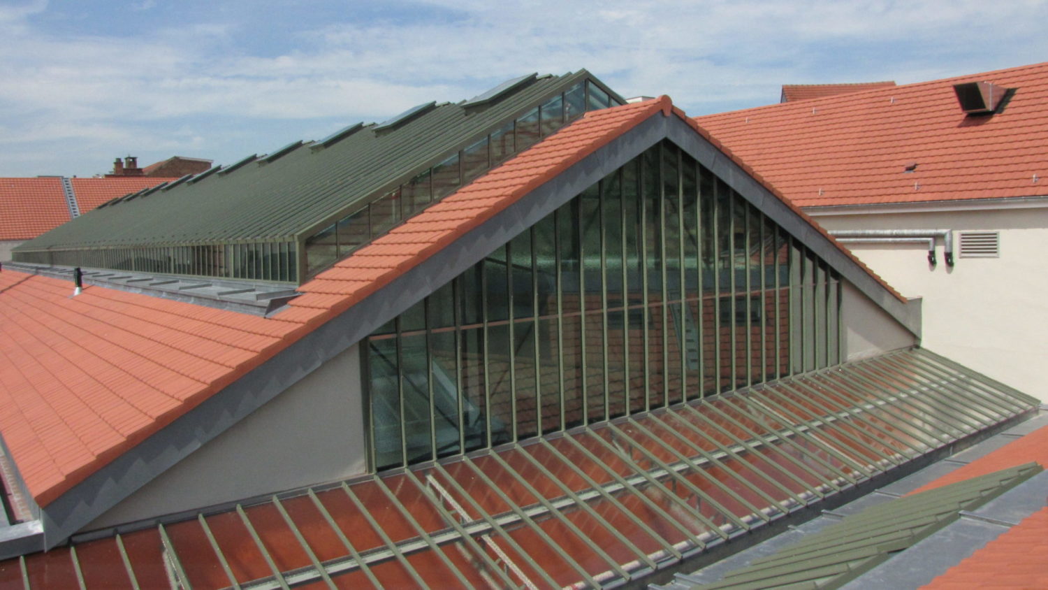Habillage de façade en claustra aluminium anodise ton cuivre - vue générale Habillage de façade en claustra aluminium anodise ton cuivre - vue générale