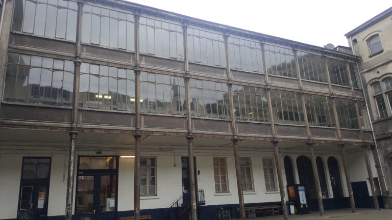École à Bruxelles - ancienne façade en châssis en acier fin avec vitrages