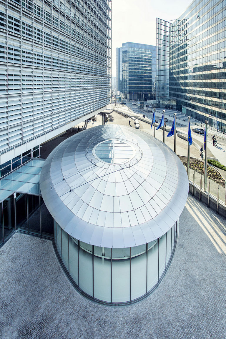 Welcome center-Berlaymont-CEE-vue aérienne vitrine courbe - tolerie