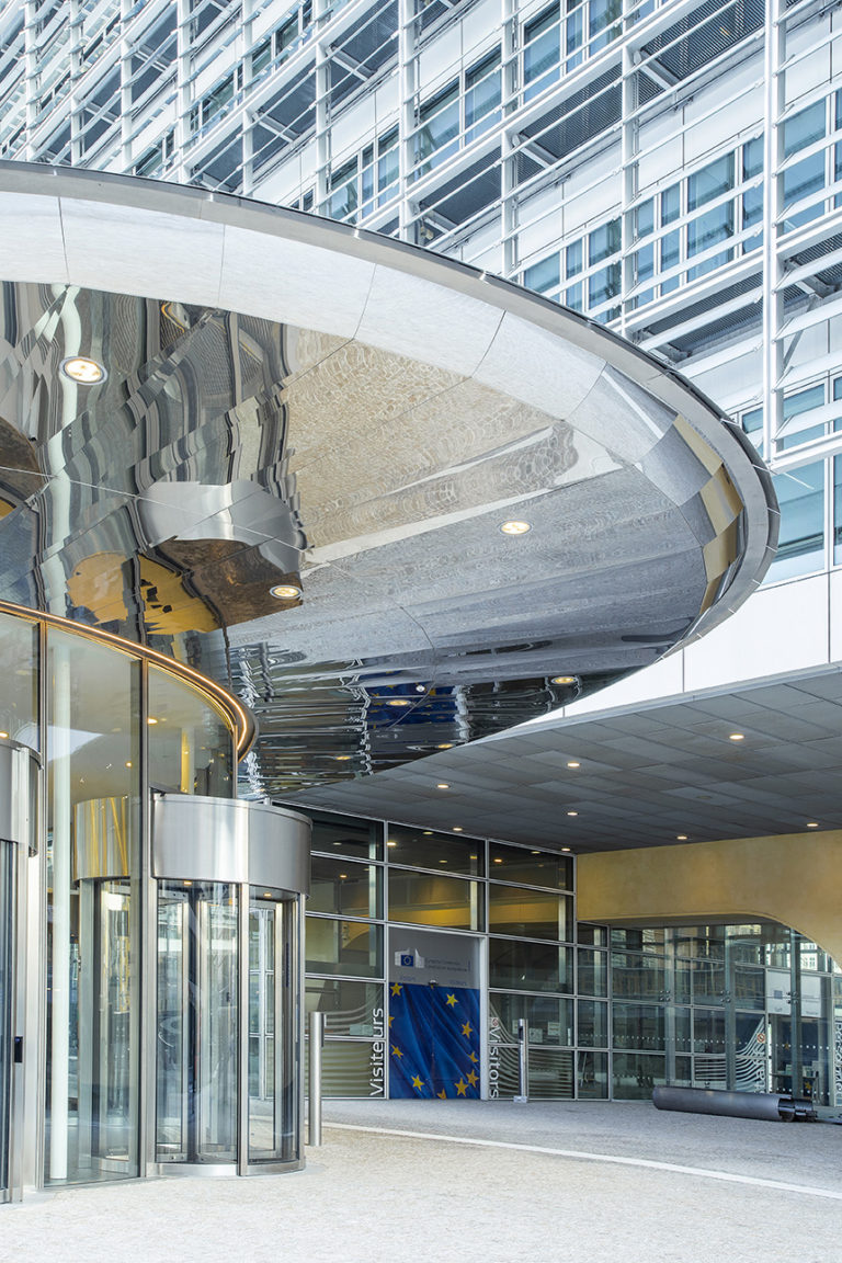 Welcome center-Berlaymont-CEE-vue ensemble tôle inox poli et brosse