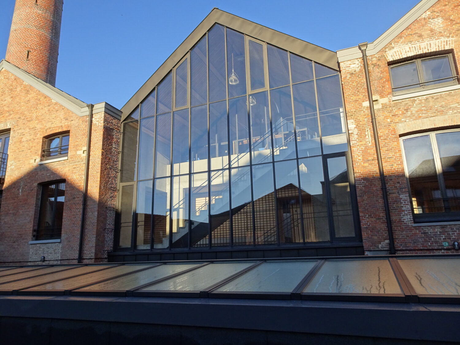 Habillage de façade en claustra aluminium anodise ton cuivre - vue générale Habillage de façade en claustra aluminium anodise ton cuivre - vue générale